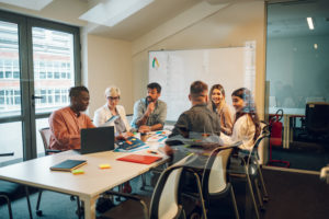 Réunion d'un comité CSE en entreprise avec des salariés autour d'une table, en pleine discussion