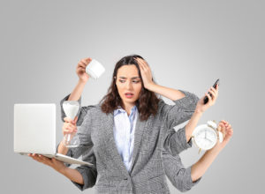 Responsable RH débordée jonglant entre plusieurs tâches – gestion du temps, des réunions, des bons de délégation et des outils numériques.