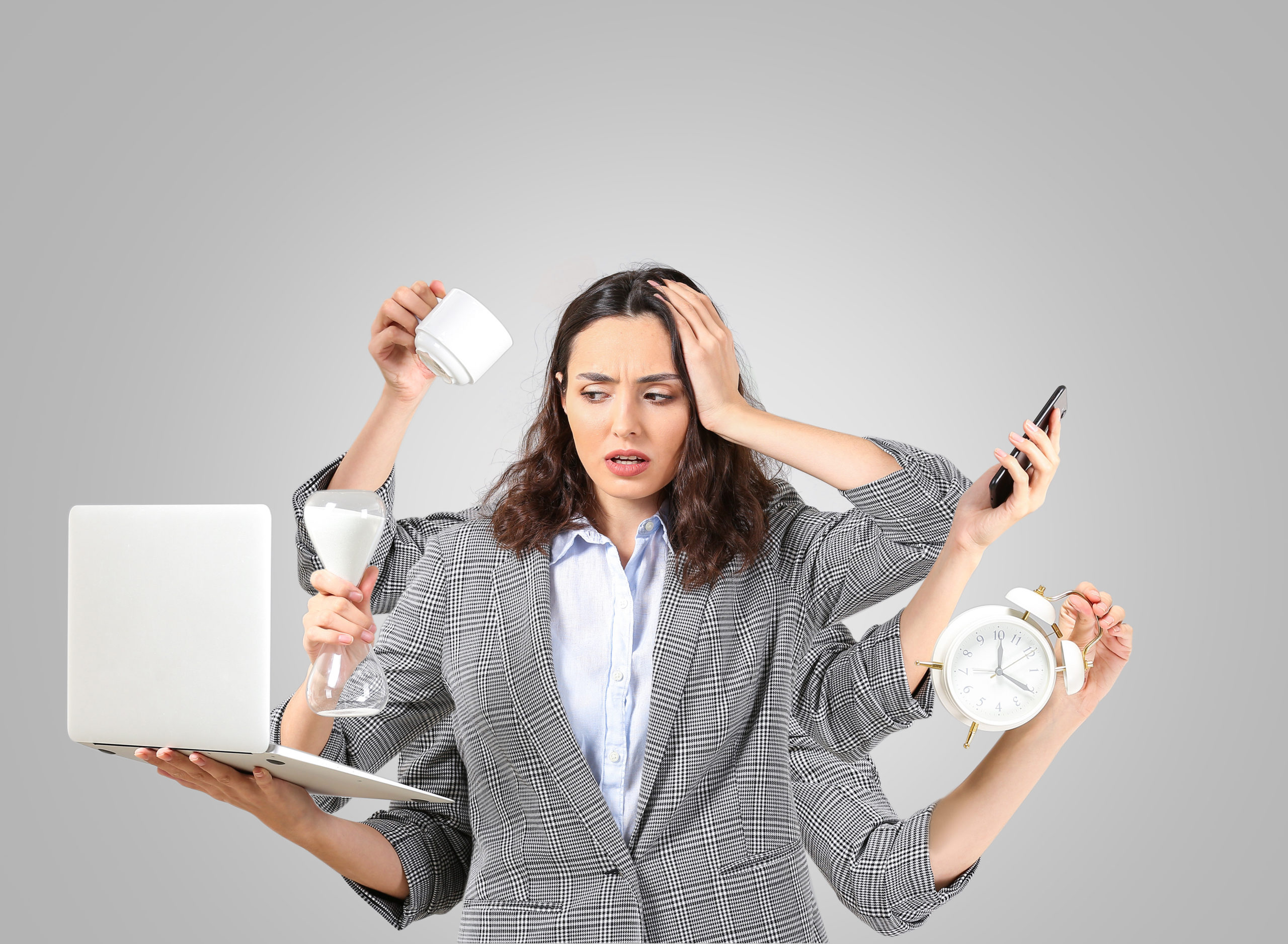 Responsable RH débordée jonglant entre plusieurs tâches – gestion du temps, des réunions, des bons de délégation et des outils numériques.